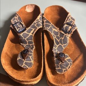 Birkenstock Papillio Gizeh thong sandals in a blue giraffe print 38 W7